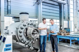 Zwei Männer stehen in der Produktionsstätte von KSB