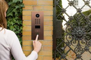 DoorBird D2101FV enables biometric access control via fingerprint