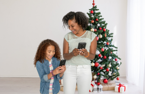 A mom gives her daughter a Pinwheel smartphone for Christmas.