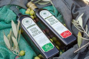 In this picture there are two bottles of Extra Virgin Olive Oil of Artem Oliva. One bottle is usual EVOO and the other one is Organic Extra Virgin Olive Oil