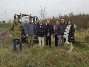 Joke Coopman, Alexander Proot, Yves Miroir, Andy Vermaut, driver tractor, Johan Gysel and Griet Depreitere (Photo thanks to Franky Jonckheere)