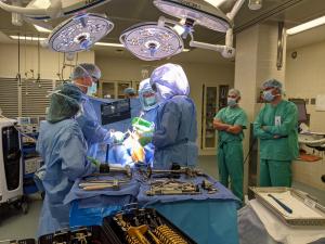 Surgeon performs total knee arthroplasty using ARVIS augmented reality navigation