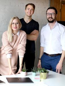 Co-founders of the start-ups Briefbid and DeckLinks around a table, from left to right; Lidia Vijga, Kevin MacPhee, and Ravil Muldagaliyev