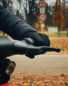 Quanta Vici gloves on a person driving a motorcycle