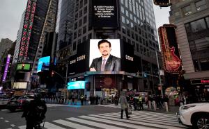 Le Dr Florian Kongoli est apparu à Time Square à New York les 1, 2 et 3 décembre 2021, à l'occasion d'être nommé membre honoraire de l'Académie Lorraine des sciences
