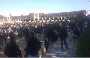 On Friday, November 19 in Isfahan, Iranians and the world witnessed that on the dry riverbed of the Zayandehrud River a massive demonstration took place in support of the just demands of betrayed and looted farmers.