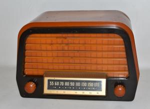 Rare, circa 1930s/’40s Air King Model A-600 Catlin/Bakelite radio, serial #5305.