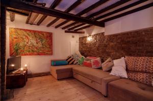 Matthew Iovane Renovates Old Period Homes, Recently Purchased Town Home in Central London, UK