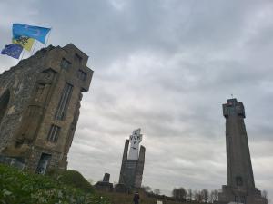The activists also succeeded in raising the Uyghur flag on top of the Pax Gate which was built with the stones of the exploded former peace tower in Diksmuide. A symbol that can count. (Photo Andy Vermaut)