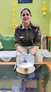 Delhi Police Woman from Pink Booths cutting the cake from www.bakehoney.com
