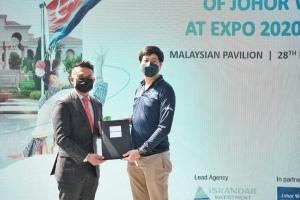 Symbolizing acceptance of an award from MDEC to COO Avirtech