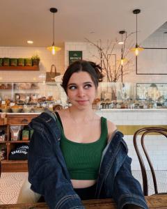 Sarah Perl, intuitive tarot reader, manifestation coach and TikTok content creator