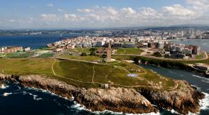 Perspectiva aérea de la ciudad de A Coruña, con la Torre de Hércules en primer término