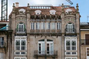 Carlos Dorado adquiere histórico edificio en Galicia