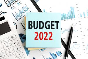 BUDGET 2022 written on a blue post it note