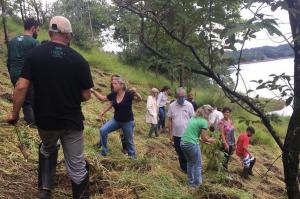 Personas plantando árboles en Brazil en memoria a los fallecidos por covid 19