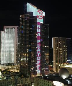 Largest Atlanta Hawks & Miami Heat Logos Light-Up Paramount Miami Worldcenter Tower