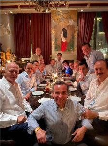 Pepe de la Cajiga cenando con empresarios en un restaurante en Dubai