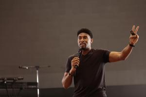 Brandon Andrews speaking at Go Viral 2022 in Dusanbe, Tajikistan