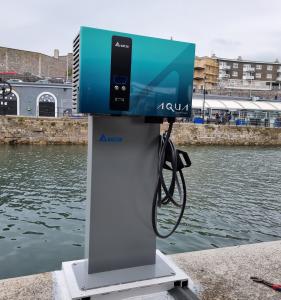 Il caricatore marino Aqua 25 per barche elettriche