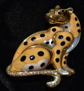 Circa 1980 18 kt gold leopard brooch signed Asch Grossbardt, made from gold, stone, shell and diamond, weighing 34.8 grams ($2,000).