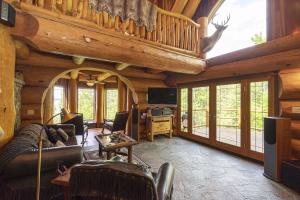 Custom log home with incomparable construction & materials