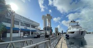 Image of yacht at marina in Florida with Hydrogen charging unit
