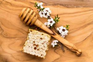 The Story of the Extraordinary Manuka Honey From New Zealand