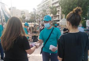 Volunteer in Piraeus (Greece) distributing information on the effects of drugs