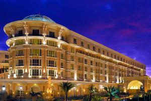 Luxury Hotels Market