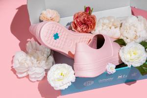 Pink Gales nurse shoes with flowers