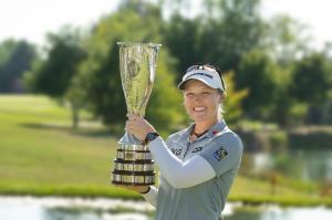 ROLEX TESTIMONEE BROOKE HENDERSON, WEARING HER ROLEX YACHT-MASTER  EVEROSE GOLD WATCH WITH OYSTERFLEX BRACELET, LIFTS THE TROPHY AT THE 2022 AMUNDI EVIAN CHAMPIONSHIP
