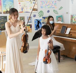 小提琴演奏家罗诗琦与学生Mengtian在Brighter Bee学院演出