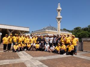 Volunteers in front of the Great Mosche of Rome after finishing the clean up.