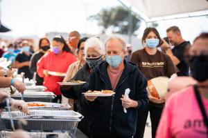 Volunteers Distribute Warm Thanksgiving Meals to Attendees at Eat & Be Well 2021