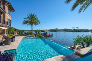 Resort-style amenities, infinity-edge pool & putting green