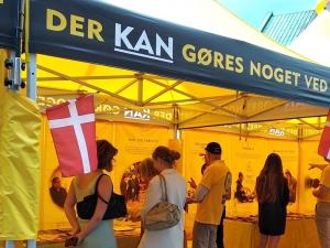  “Der kan gøres noget ved det” reads the sign on the Volunteer Ministers tent. That is Danish for “Something can be done about it,” the motto of the Scientology Volunteer Minister.