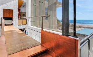 489 Ocean Shore Blvd Ormond Beach Florida - William Morgan Design - Glass Wall: Thirty-foot glass wall created from the Coca-Cola glass (just like the bottles) is the tallest and thickest residential glass wall in the world. The vista through it is on the