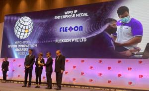 Flexxon CEO receives overall winner's medal