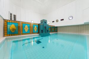 Mirror pool with thermal water