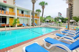 Holiday Shores in Myrtle Beach - Retro Hotel Poolside View