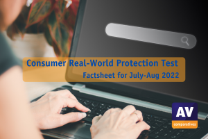 Foto einer Frau, die auf der Tastatur eines Laptops schreibt. Eine Schulter und die Hände sind sichtbar. Der Bildschirm ist schwarz mit einer Suchleiste. Der Titel Consumer Real-World Protection Tests - Factsheet für Juli-Aug 2022 und das AV-Comparatives Logo.