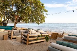 Zona de estar al aire libre con vista al mar a Playa Garza en Nosara Costa Rica de Perozah