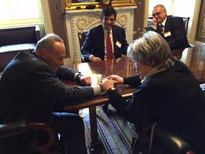 U.S. Senator Chuck Schumer meets with LE&RN Spokesperson Kathy Bates about lymphedema and lymphatic disease research funding.