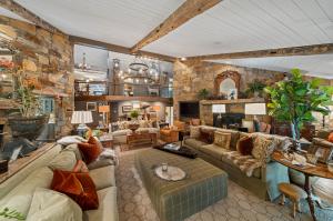 Sprawling main home, plus luxurious bunk house & guest house
