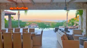 A breathtaking vista over a pool towards the Pacific Ocean.