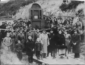 A photo of Mlynov survivors at a commemoration