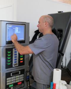dr shoshany provides drx9000 spinal decompression in new york city