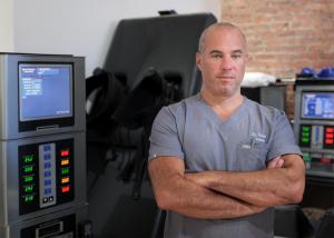 dr shoshany helps eliminate back pain for long term results using the DRX9000