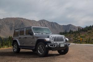 A picture of a jeep that could use a FLASHCAL+ 3581-JL from MbenzGram.